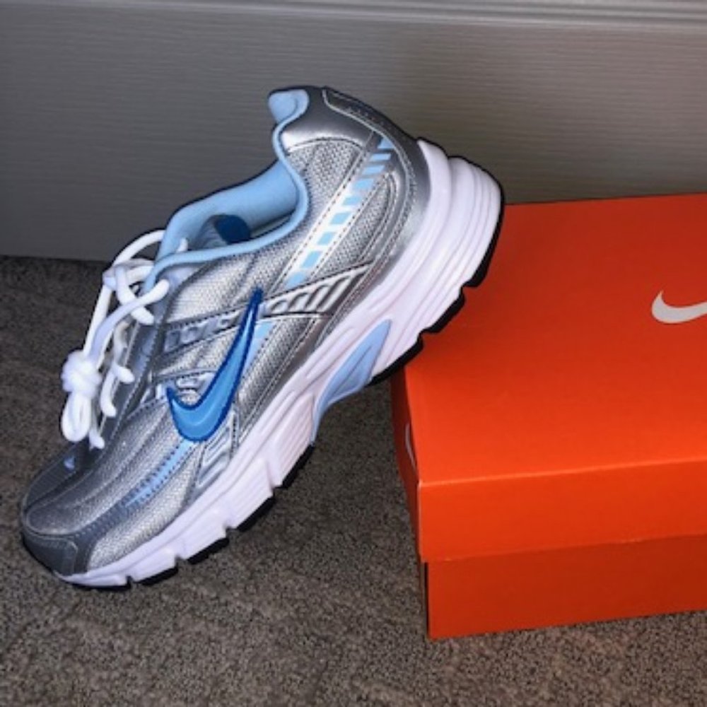 WOMEN NIKE INITIATOR  size 7  BRAND NEW